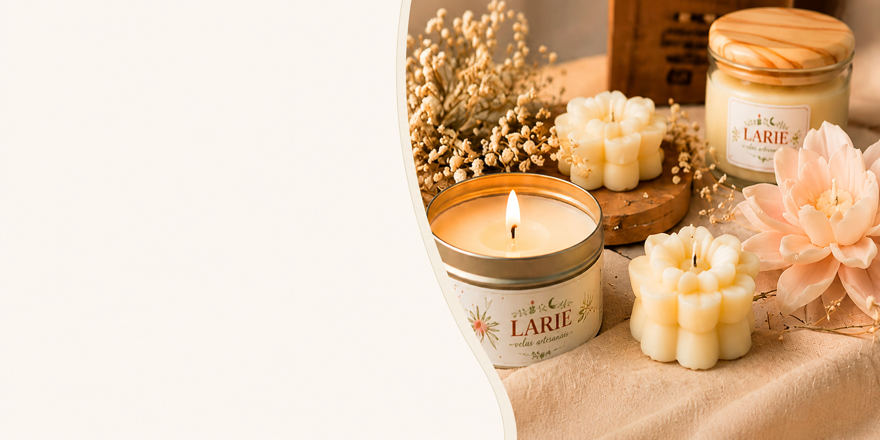 Velas artesanais LARIE com flores sobre tecido bege