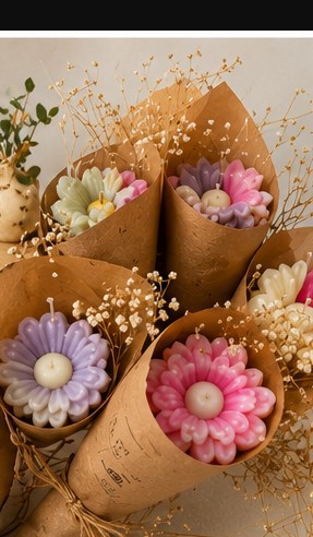 Buquês de velas florais embrulhados em kraft