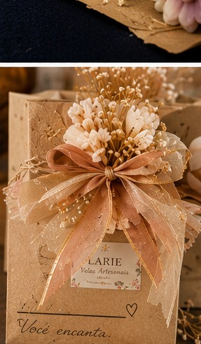 Embalagem kraft com laço e flor seca